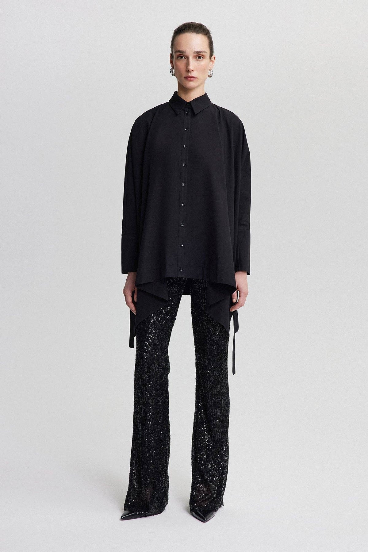 Chemise ample à manches nouées — tunique boutonnée drapée moderne