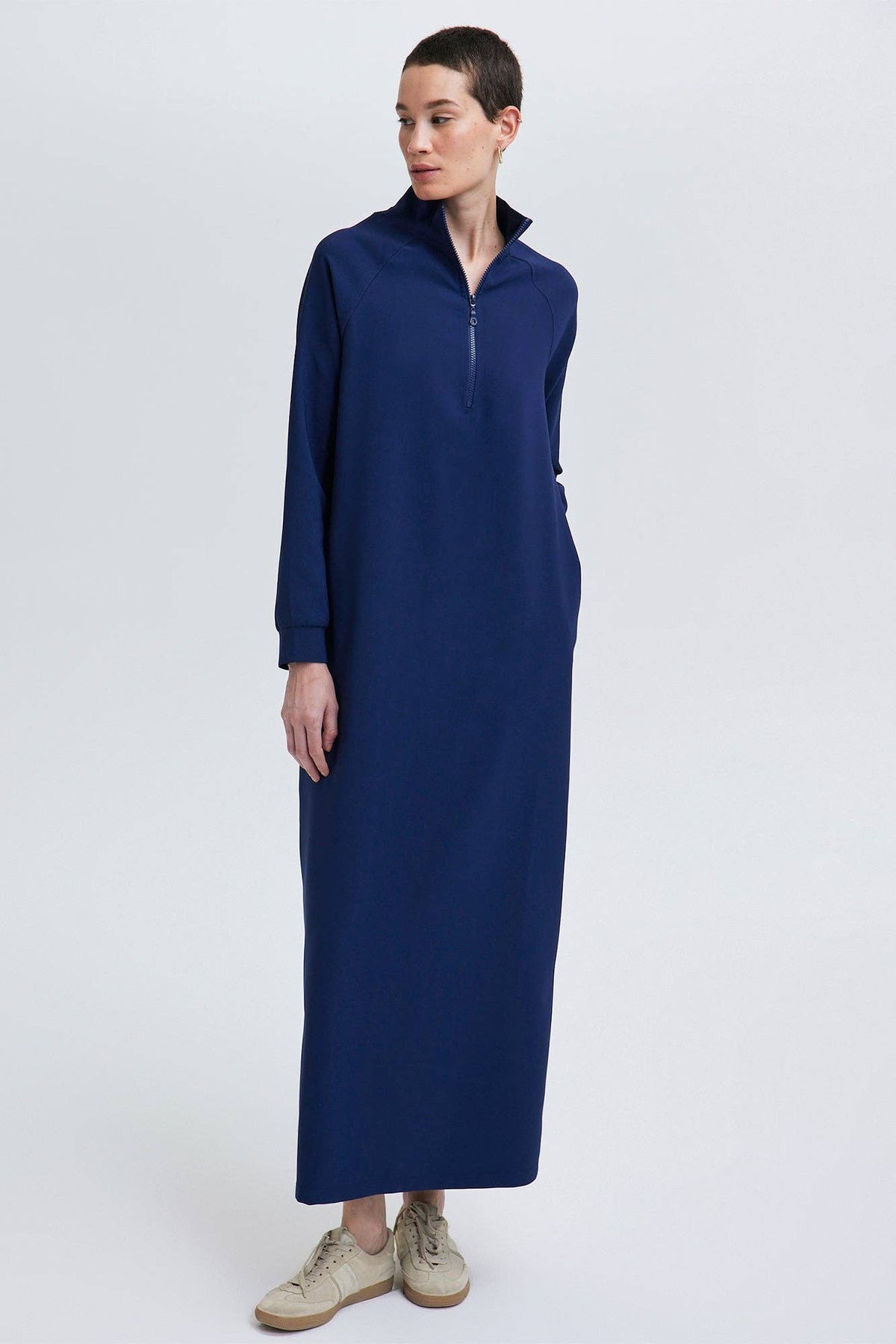 ROBE EN CRÊPE À COL HAUT: Bleu Marine