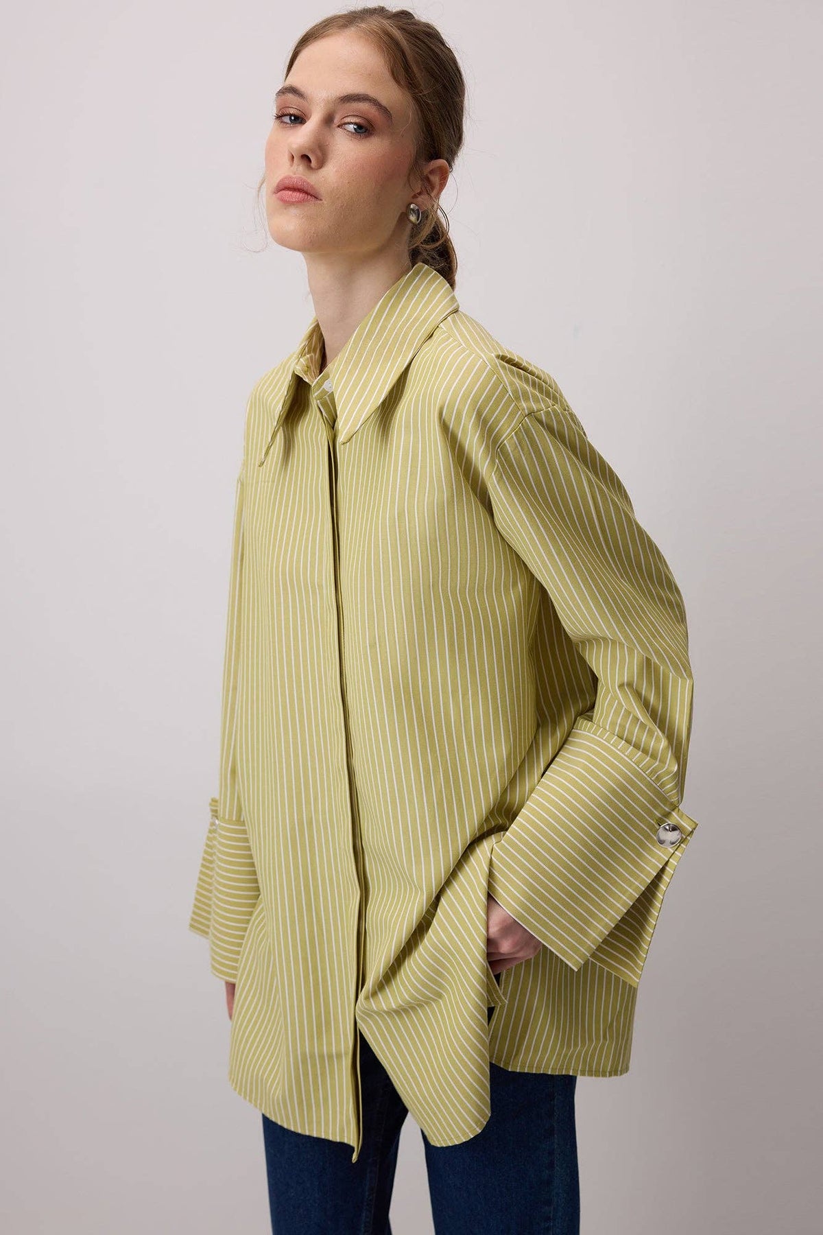 Chemise rayée oversize avec larges poignets – Mélange de coton