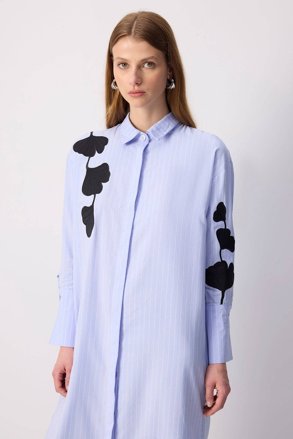 Robe-chemise longue à appliqué botanique – Rayures fines: Mavi