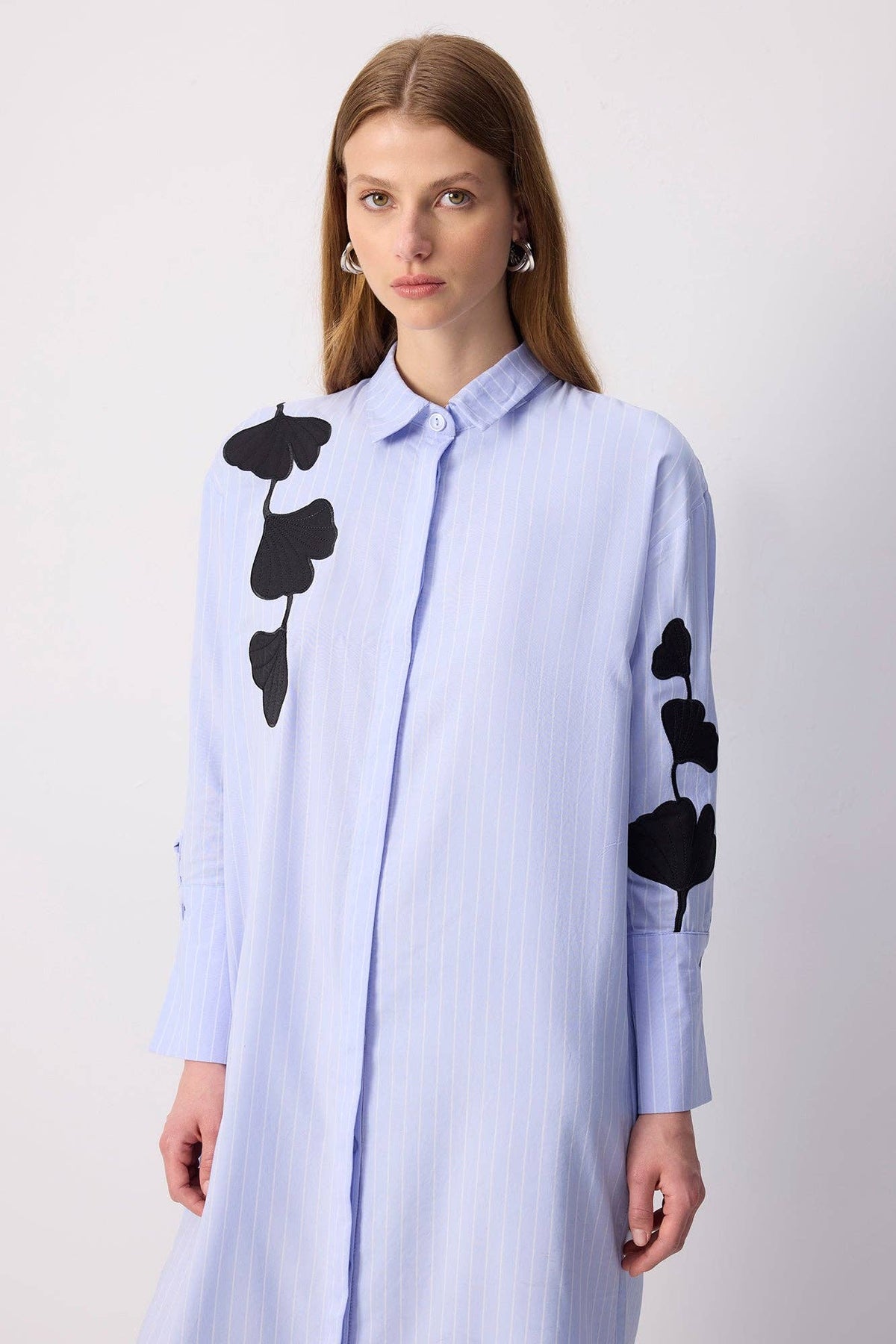 Robe-chemise longue à appliqué botanique – Rayures fines: Mavi