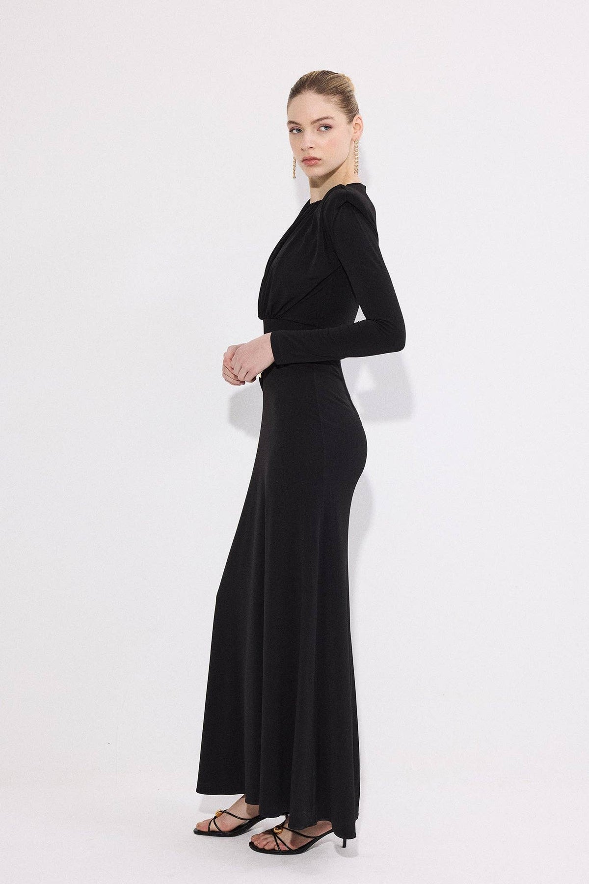 Robe de soirée maxi avec détail doré – élégante, cintrée et formelle