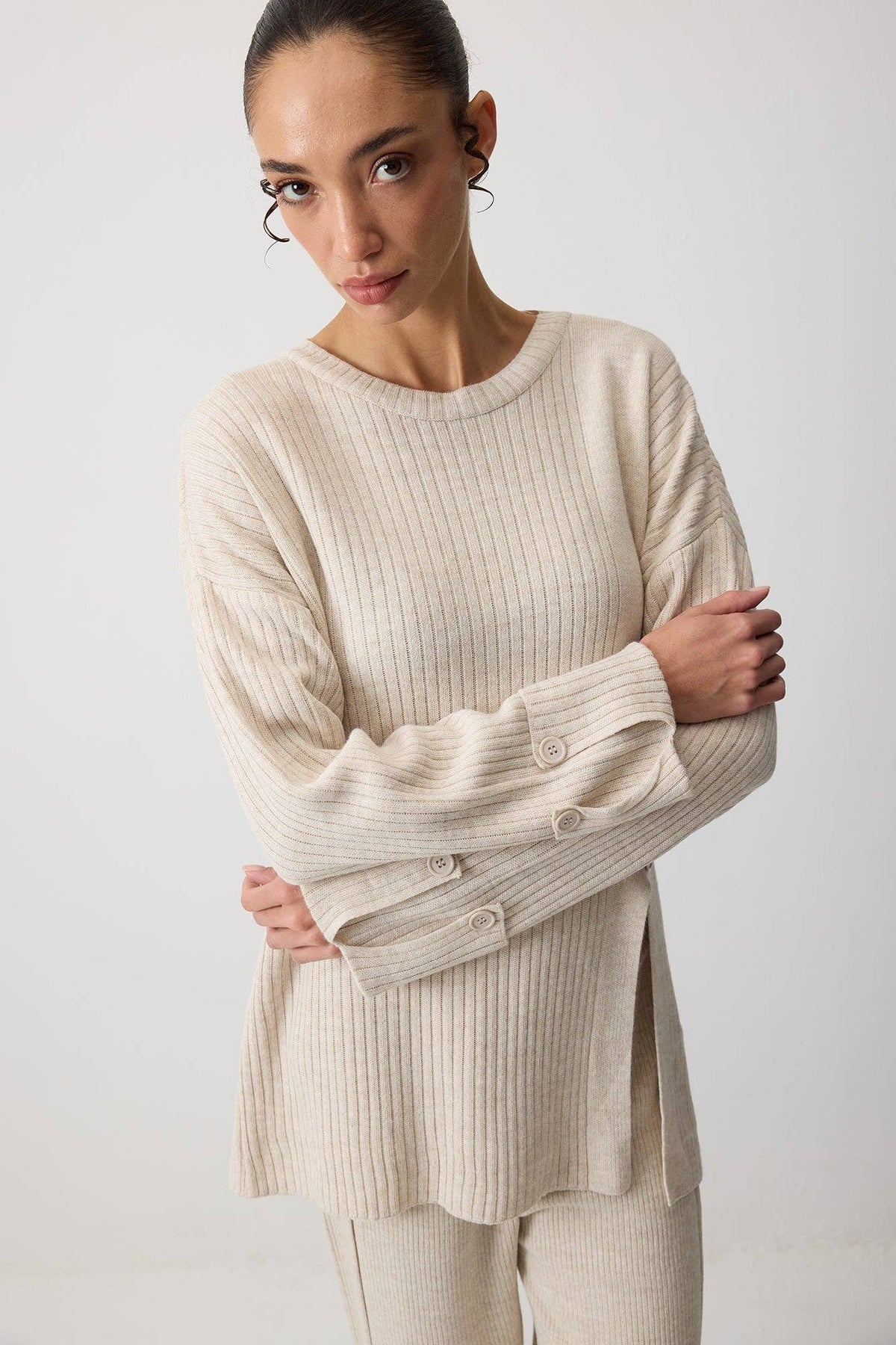 ENSEMBLE EN MAILLE AVEC DÉTAILS DE BOUTONS