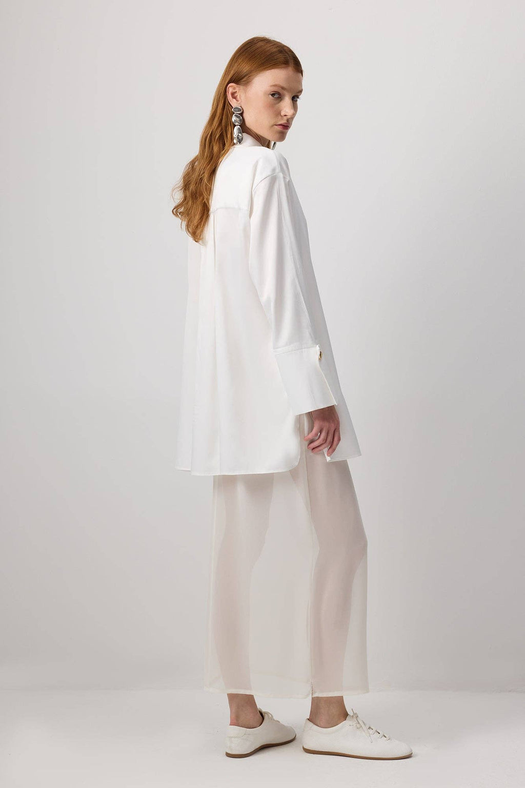 Chemise oversize en satin à larges poignets affirmés