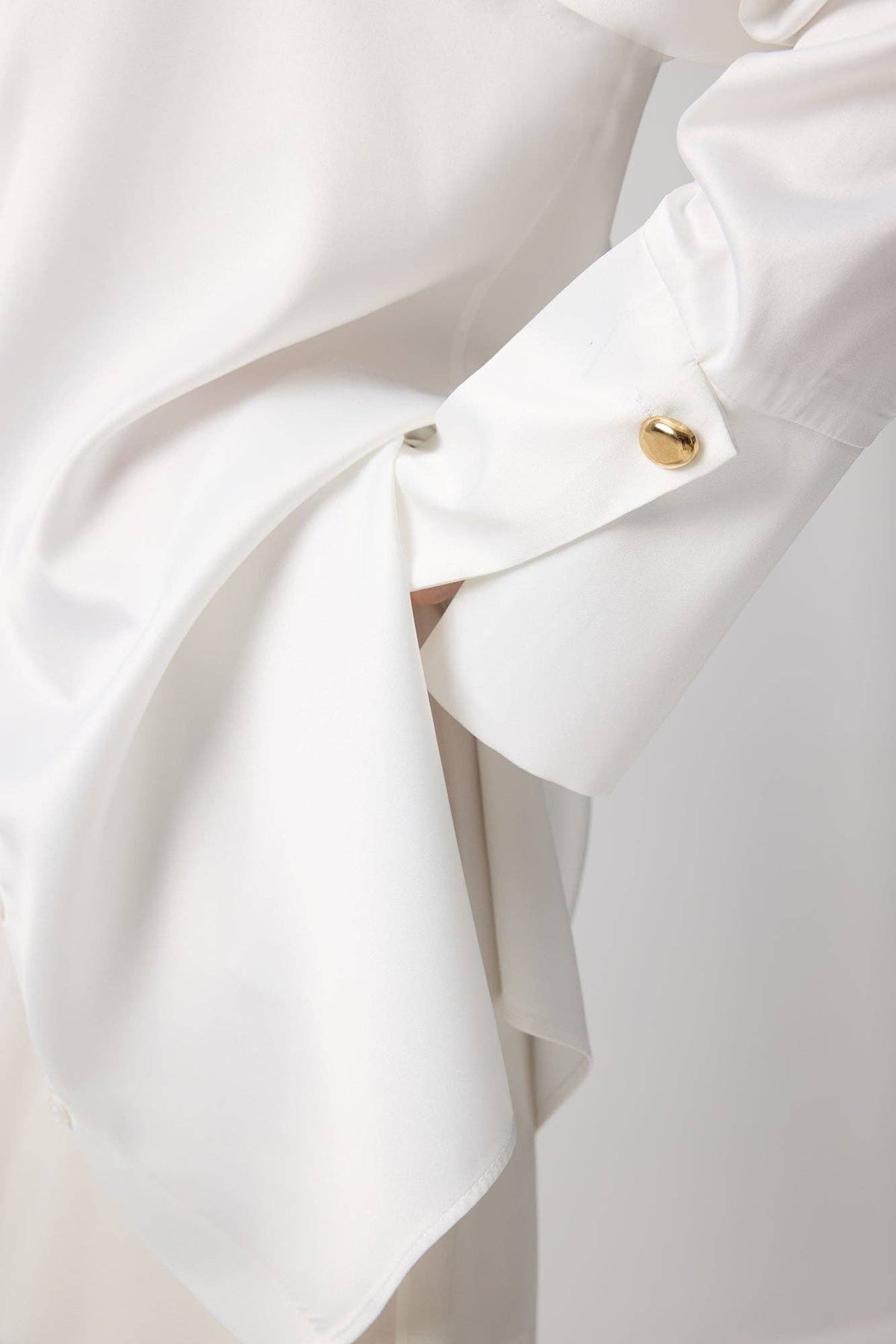 Chemise oversize en satin à larges poignets affirmés