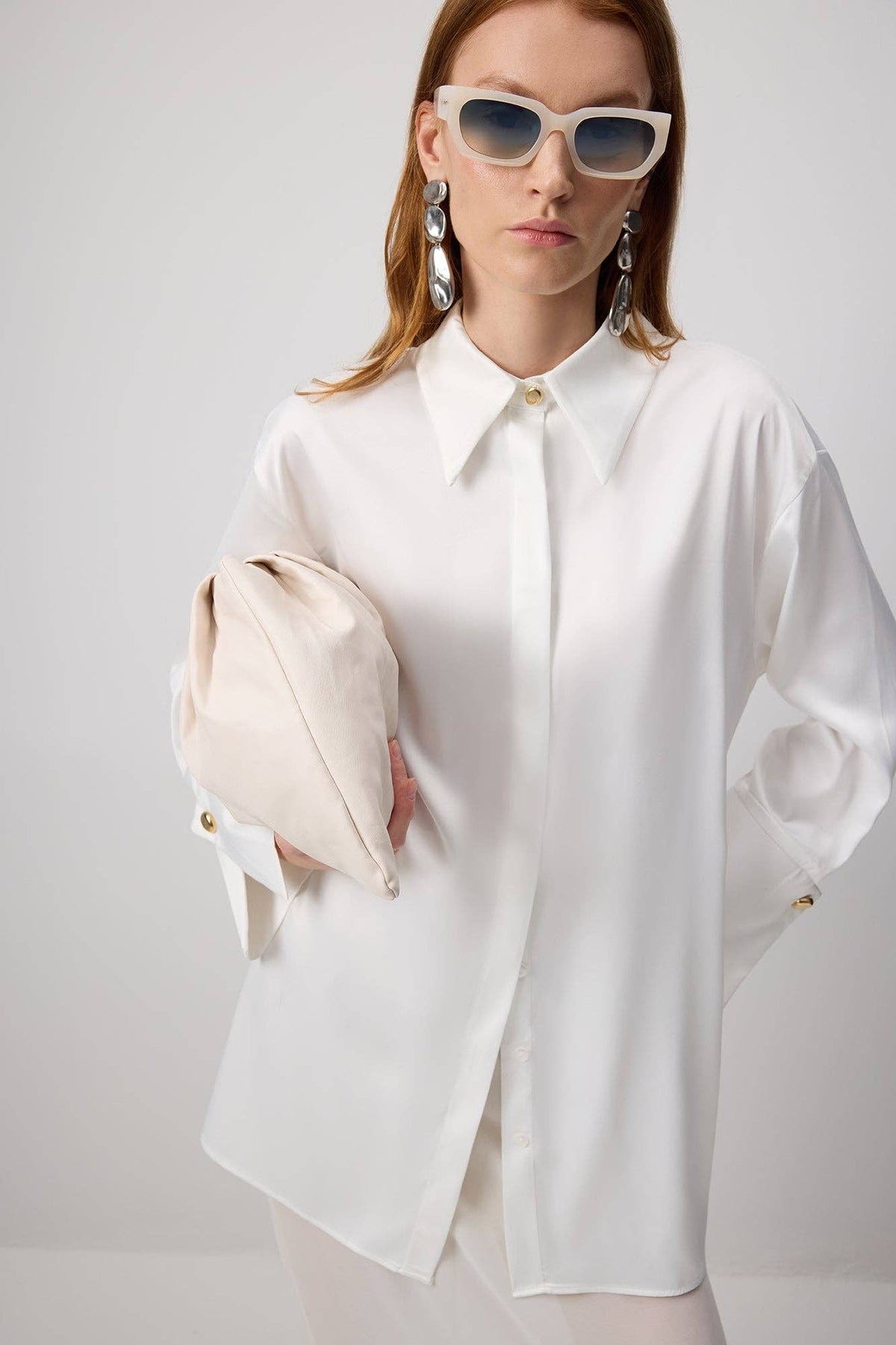Chemise oversize en satin à larges poignets affirmés