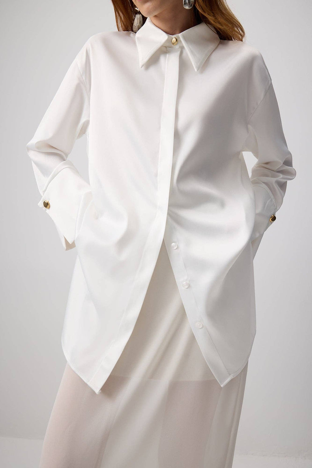 Chemise oversize en satin à larges poignets affirmés