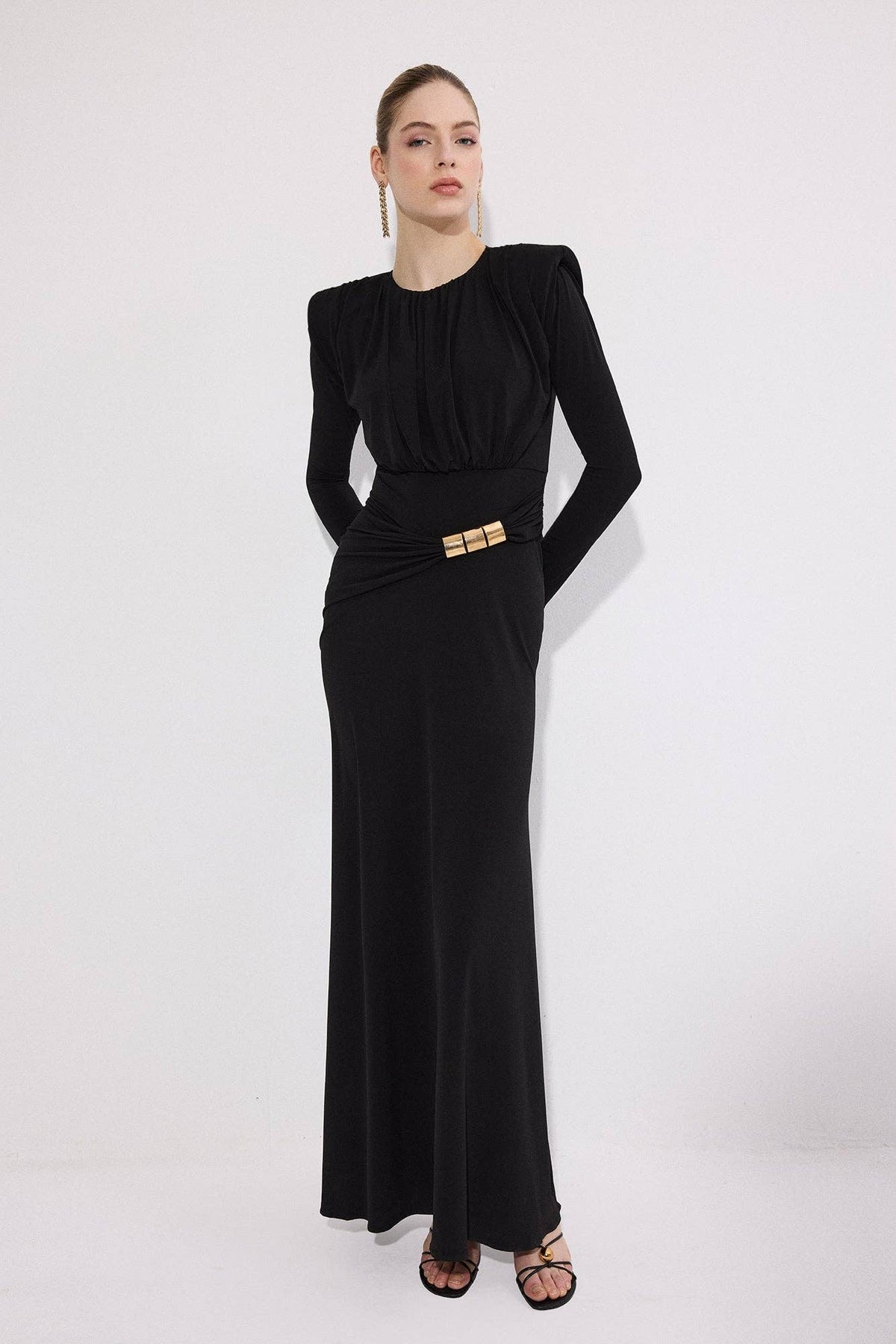 Robe de soirée maxi avec détail doré – élégante, cintrée et formelle