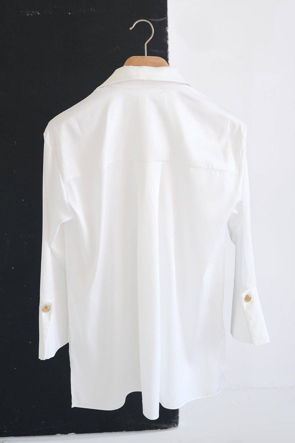 Chemise oversize en satin à larges poignets affirmés