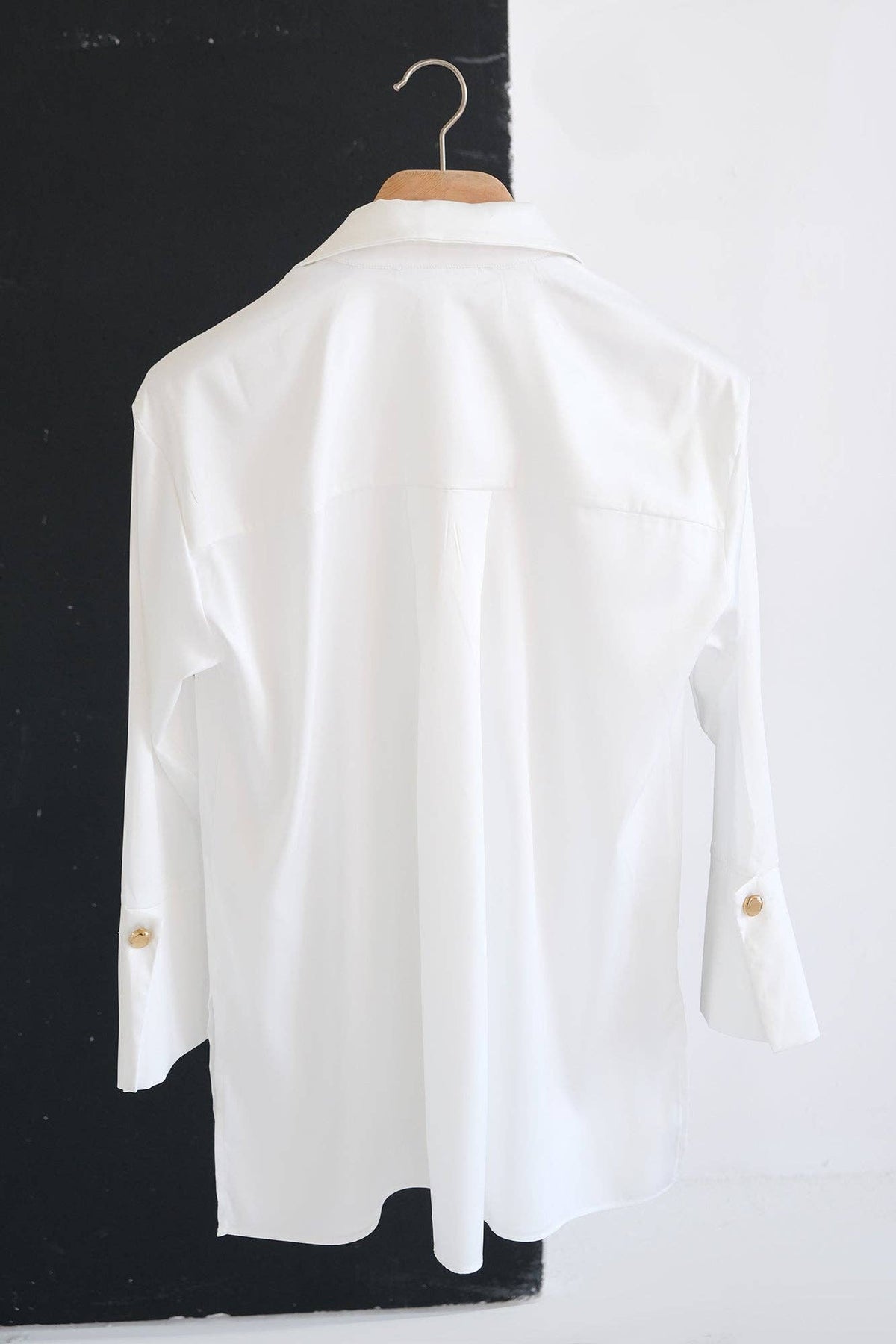 Chemise oversize en satin à larges poignets affirmés