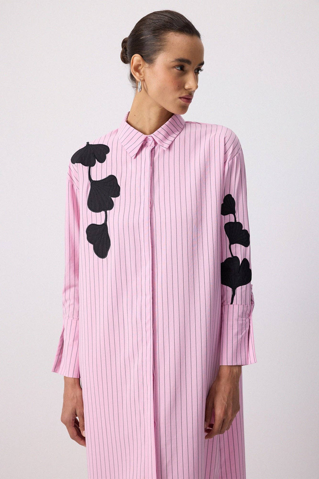 Robe-chemise longue à appliqué botanique – Rayures fines: Pembe