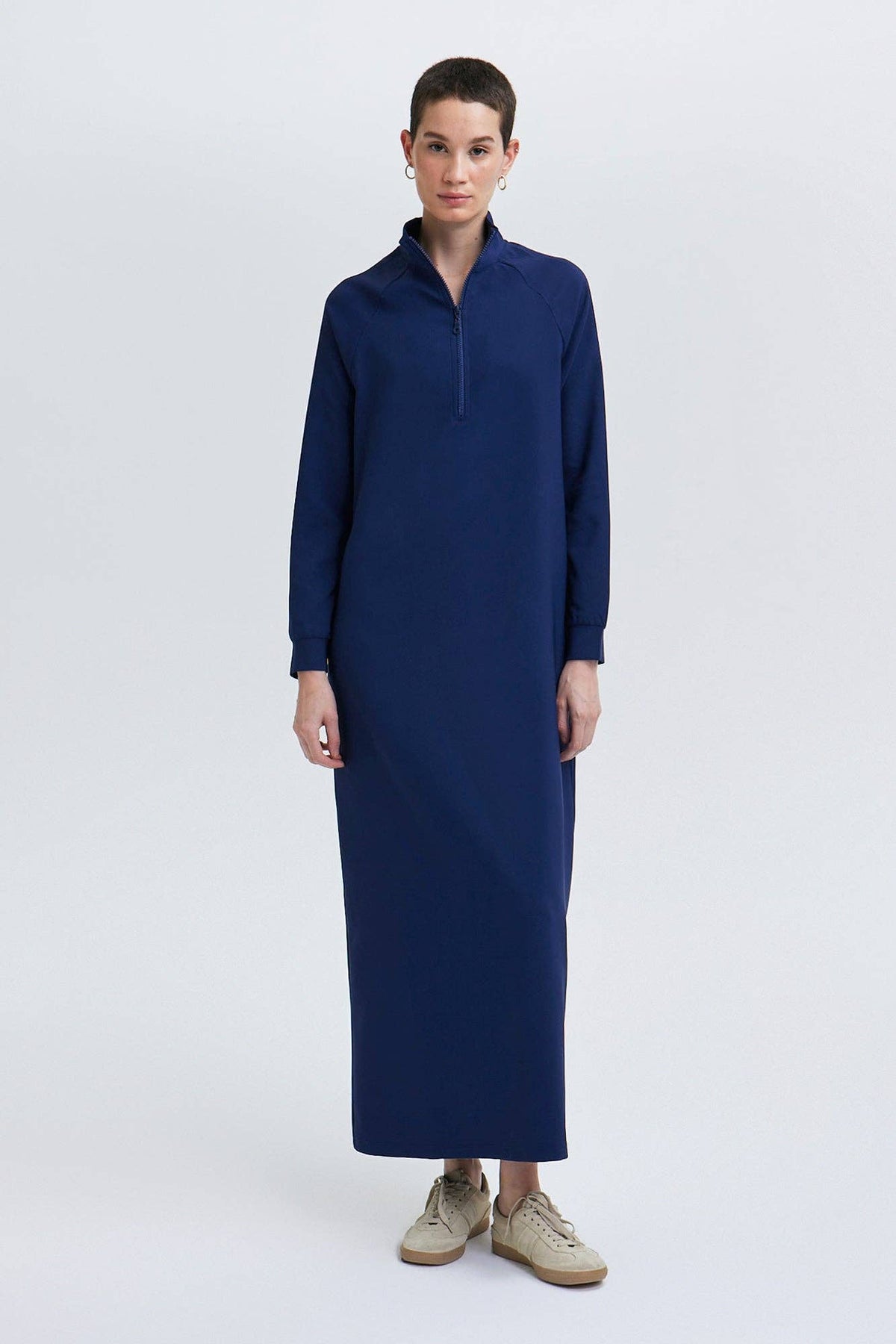 ROBE EN CRÊPE À COL HAUT: Bleu Marine
