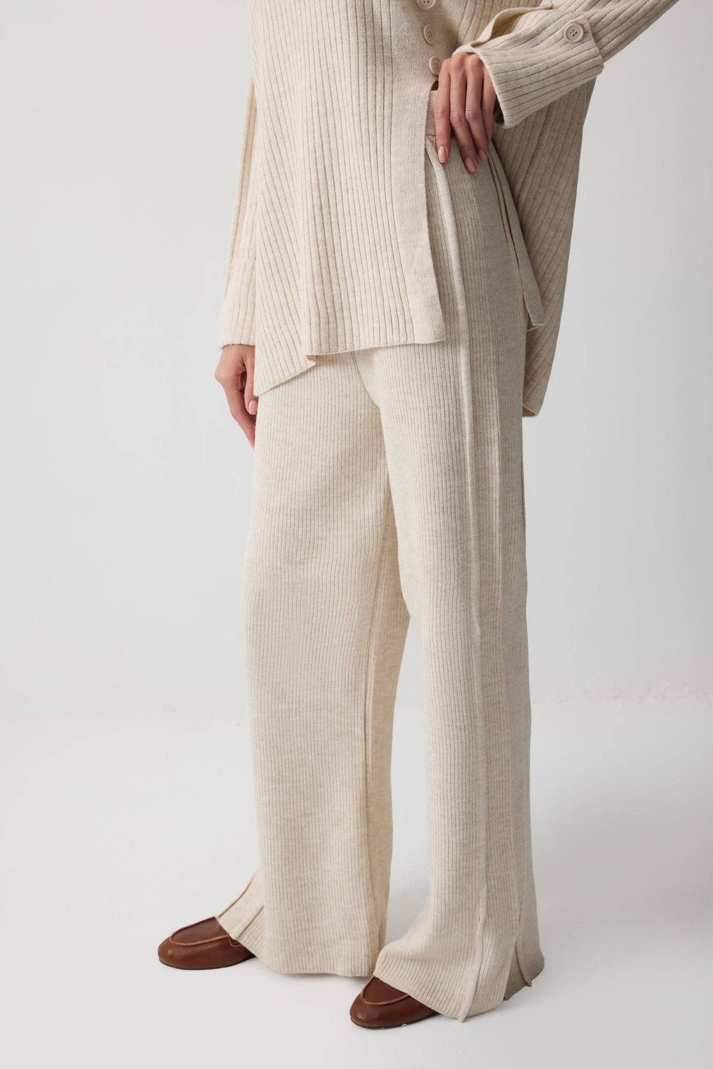 ENSEMBLE EN MAILLE AVEC DÉTAILS DE BOUTONS