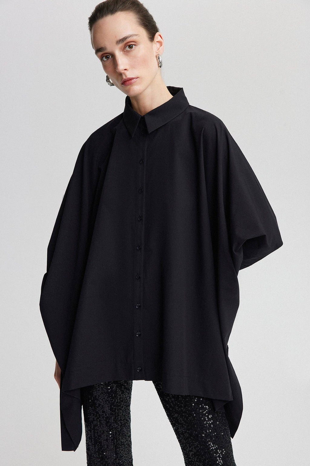 Chemise ample à manches nouées — tunique boutonnée drapée moderne