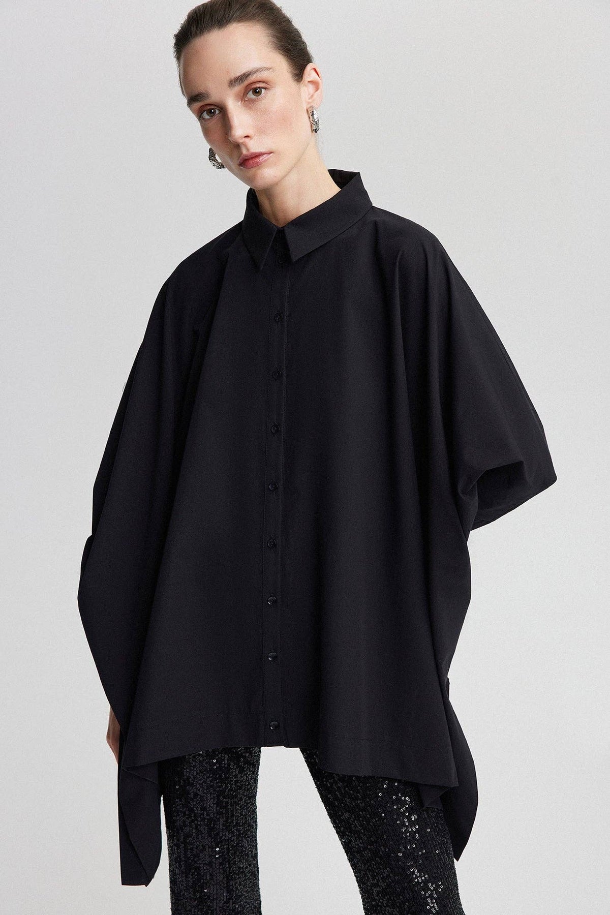 Chemise ample à manches nouées — tunique boutonnée drapée moderne
