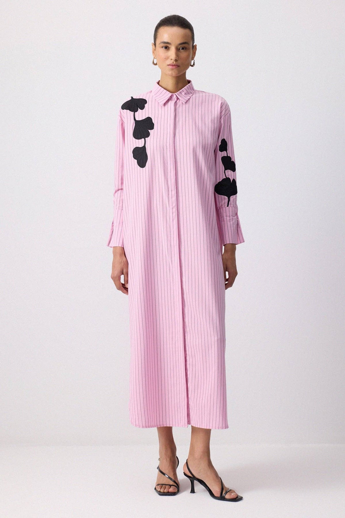 Robe-chemise longue à appliqué botanique – Rayures fines: Pembe / L