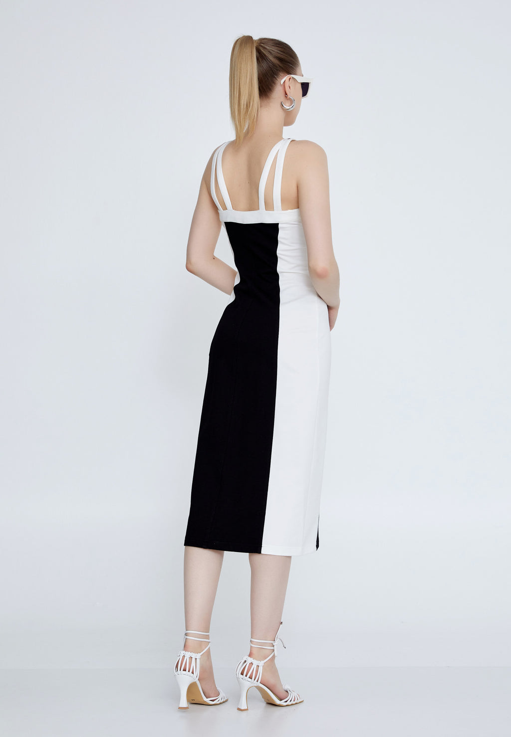 Robe midi élégante noir et blanc à fermeture zippée – Coupe près du corps
