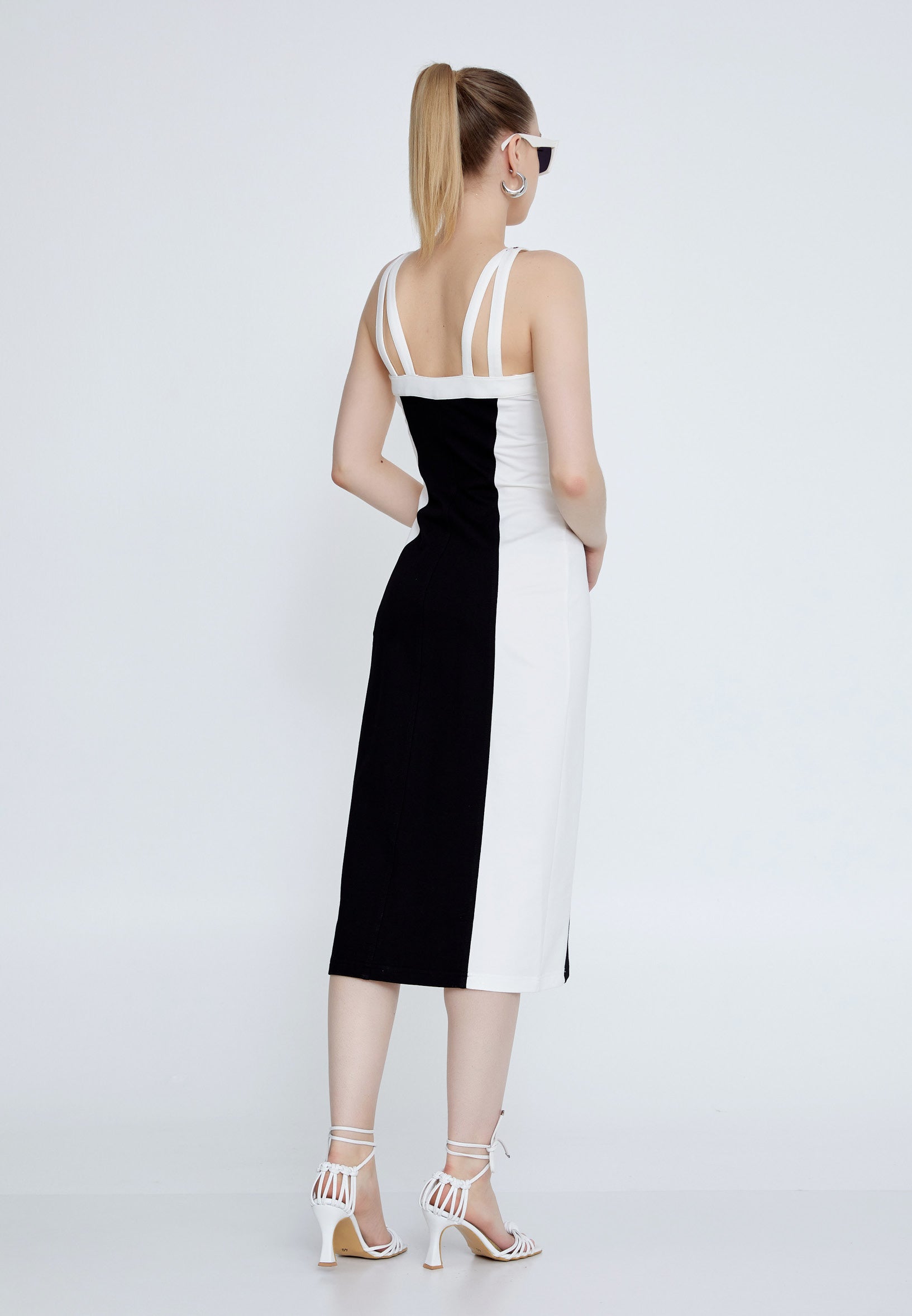 Robe midi élégante noir et blanc à fermeture zippée – Coupe près du corps