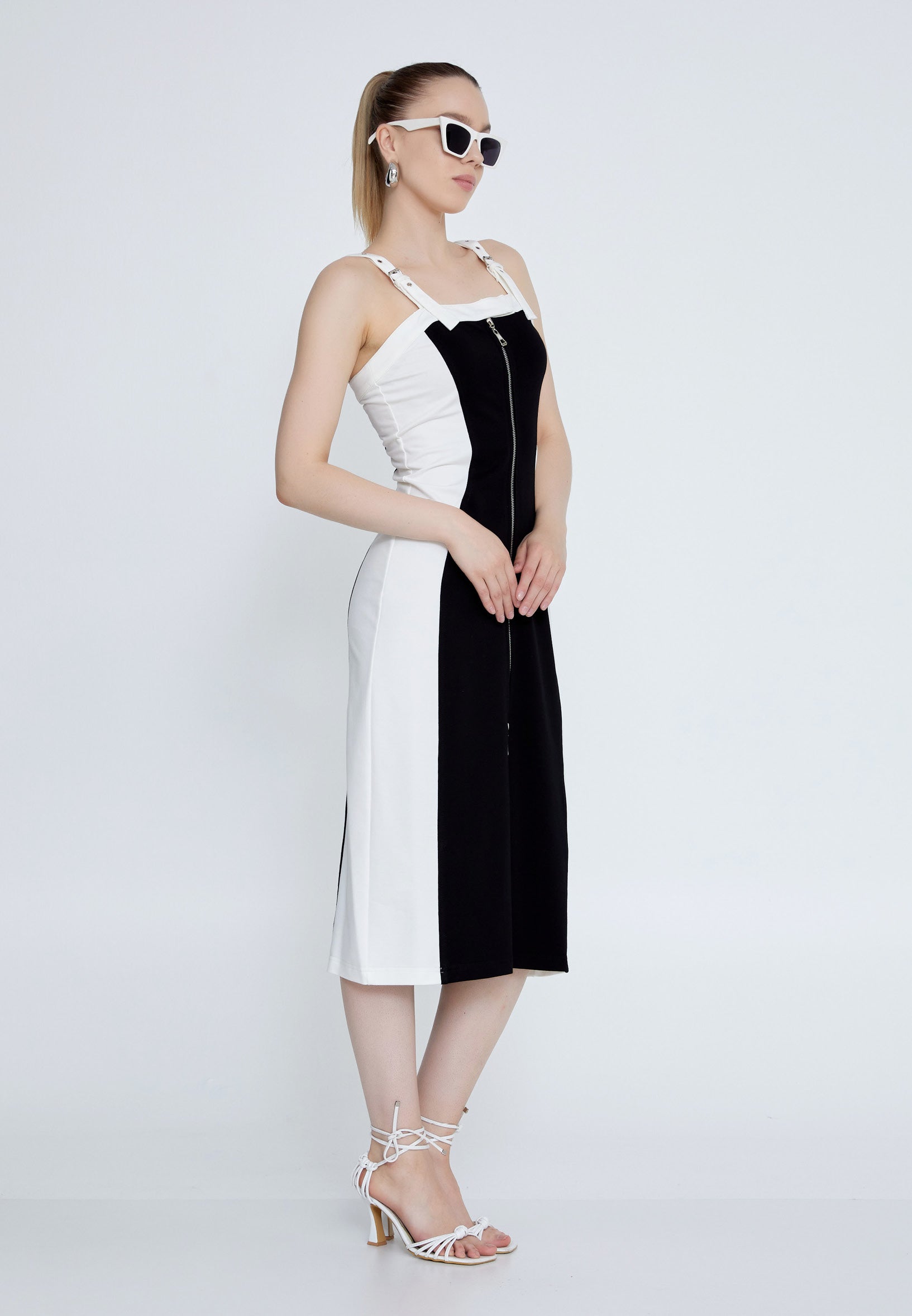 Robe midi élégante noir et blanc à fermeture zippée – Coupe près du corps