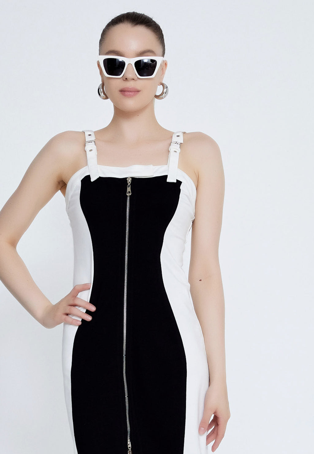 Robe midi élégante noir et blanc à fermeture zippée – Coupe près du corps
