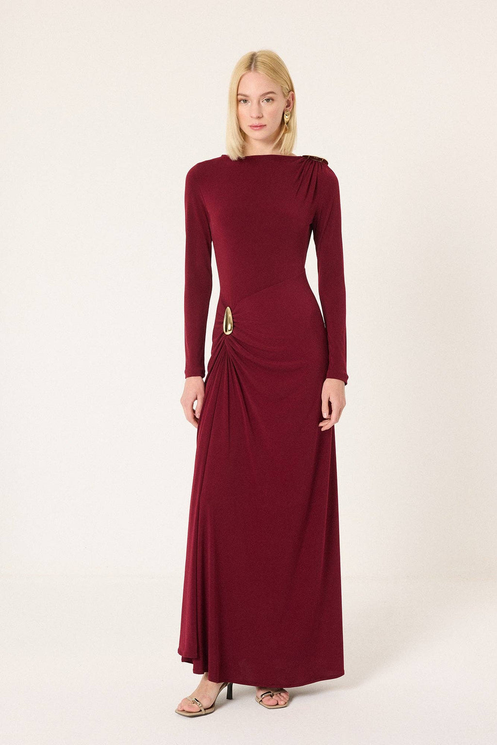 Robe maxi drapée avec détail boucle – Élégante et sculptante: Bourgogne
