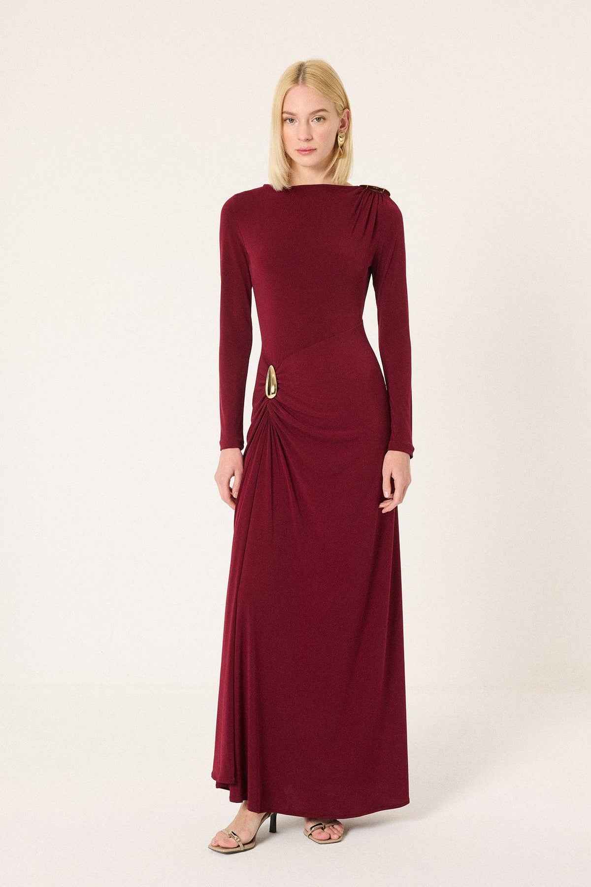 Robe maxi drapée avec détail boucle – Élégante et sculptante: Bourgogne