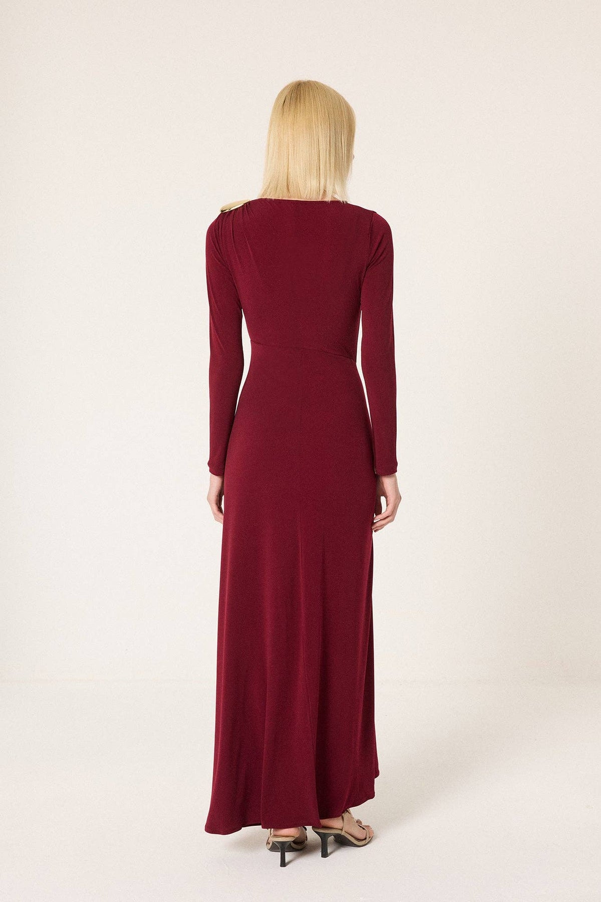 Robe maxi drapée avec détail boucle – Élégante et sculptante: Bourgogne