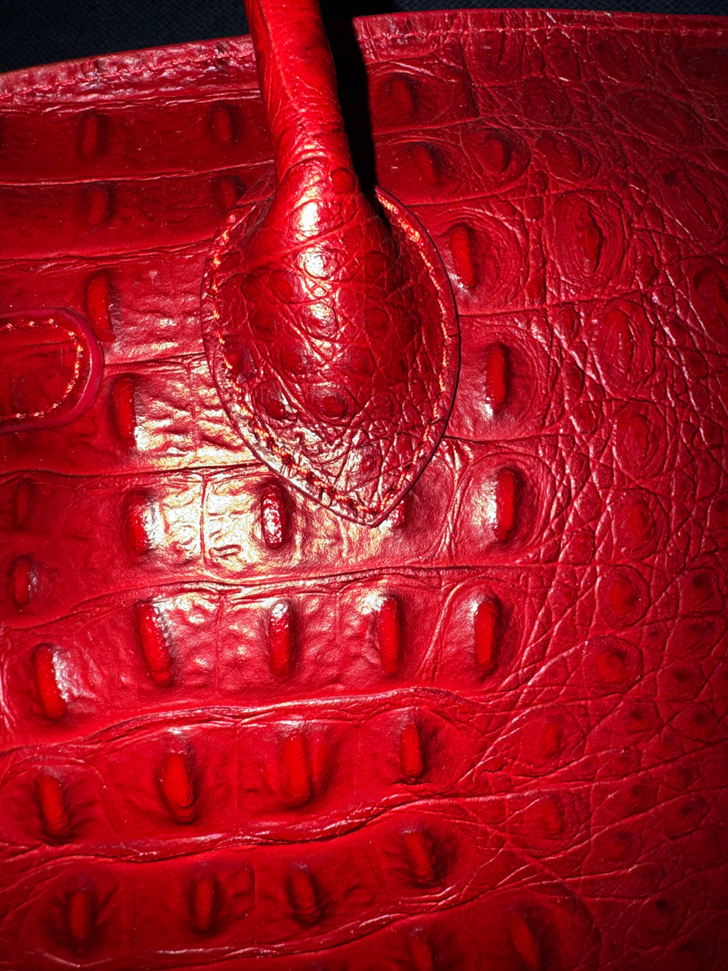 Sac à main rouge effet crocodile avec cadenas doré – Élégance italienne