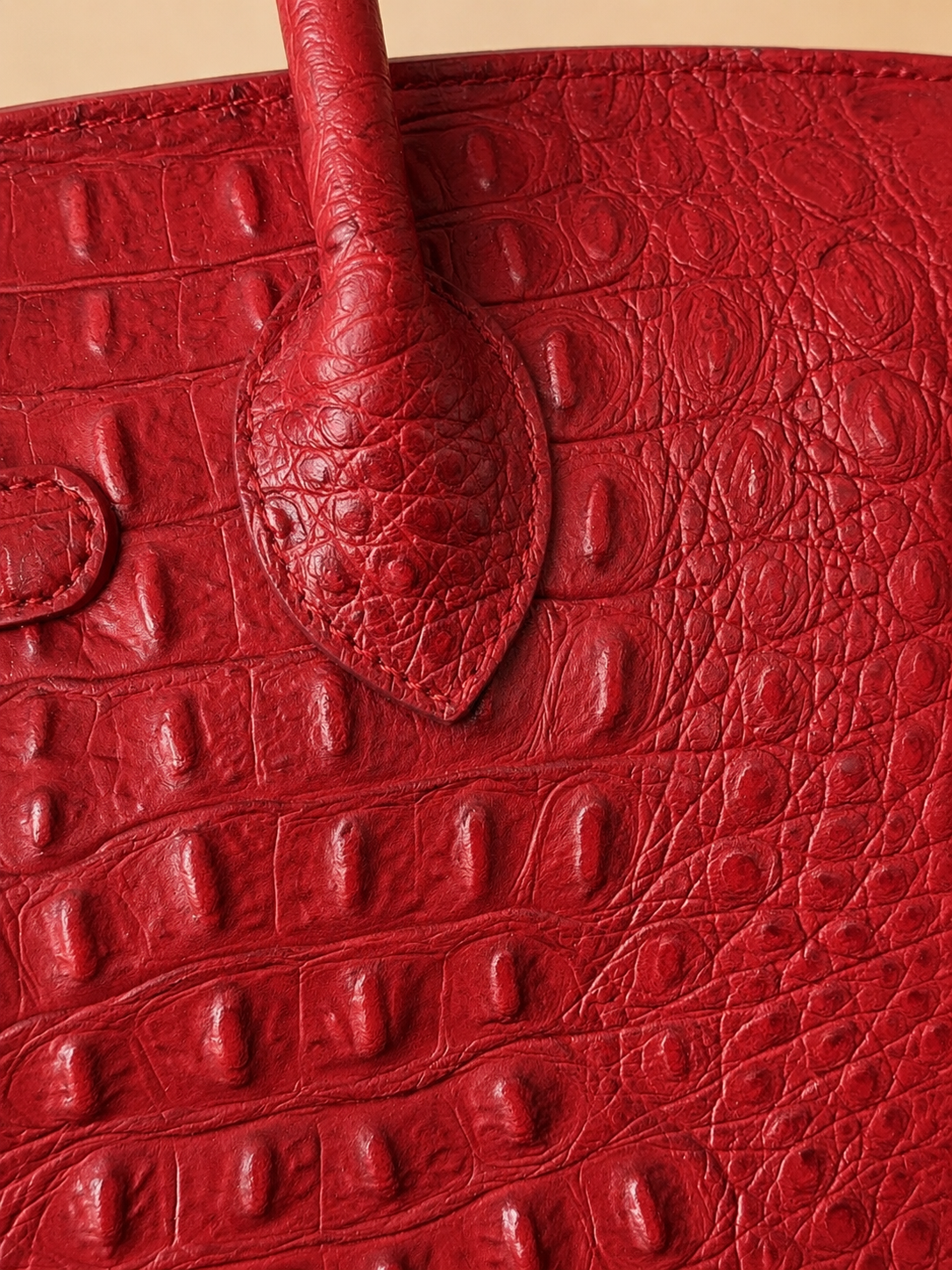 Sac à main rouge effet crocodile avec cadenas doré – Élégance italienne