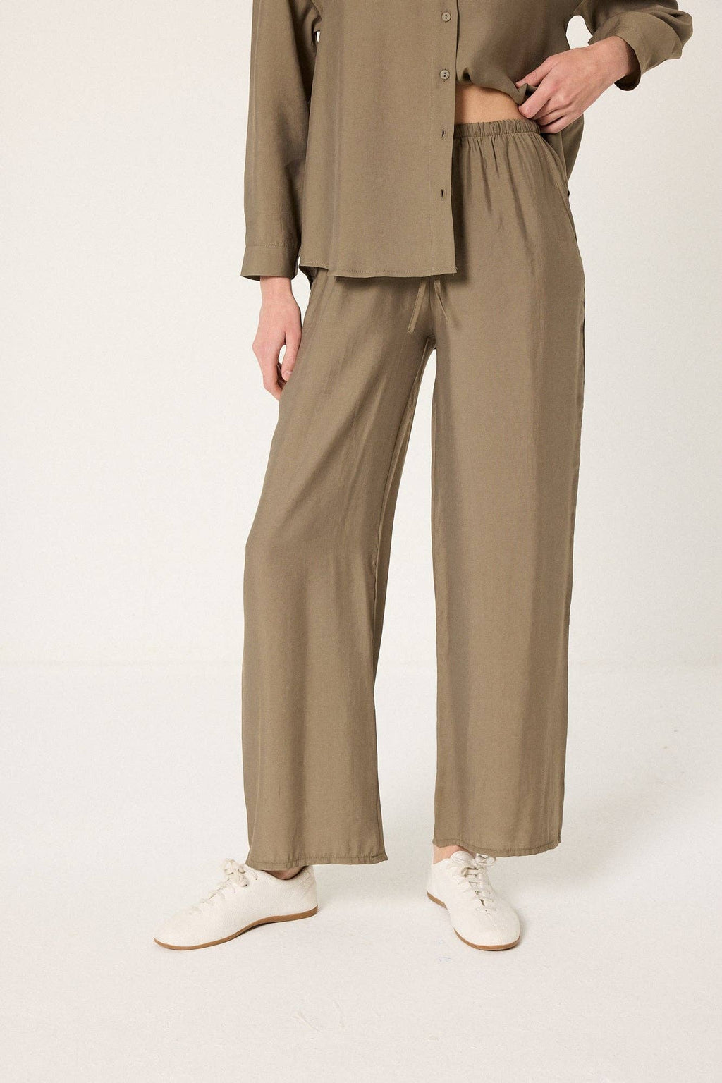 Ensemble coordonné en coton-modal coupe décontractée – chemise et pantalon à jambes larges: Kaki / S