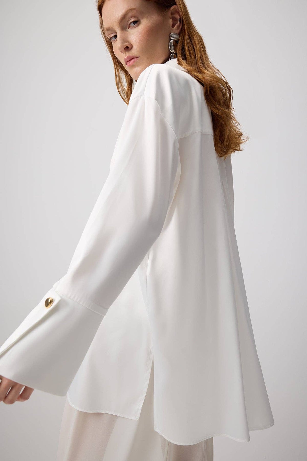 Chemise oversize en satin à larges poignets affirmés