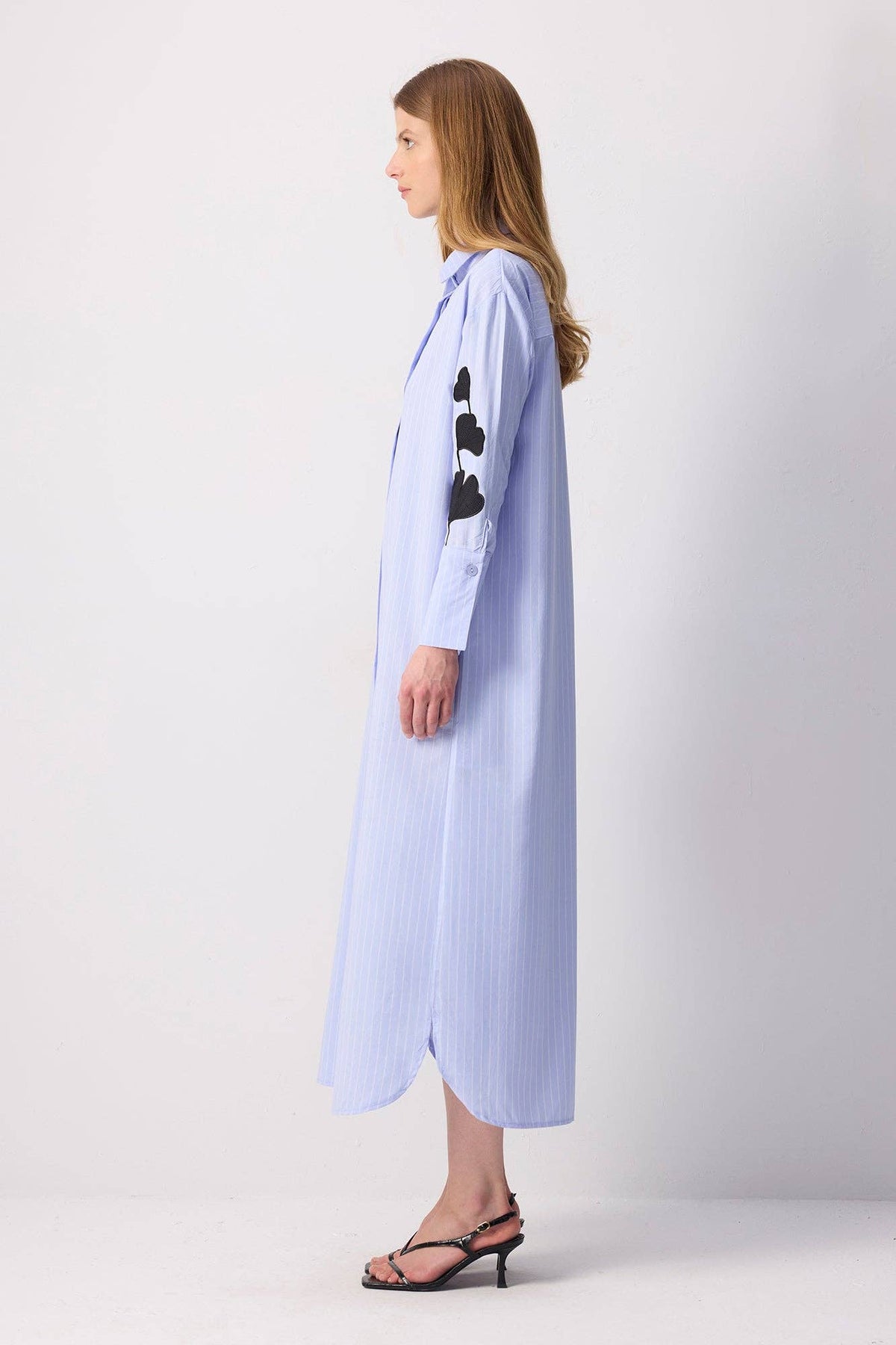 Robe-chemise longue à appliqué botanique – Rayures fines: Mavi / M