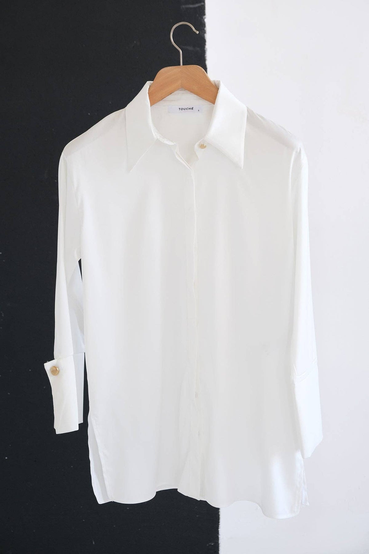 Chemise oversize en satin à larges poignets affirmés