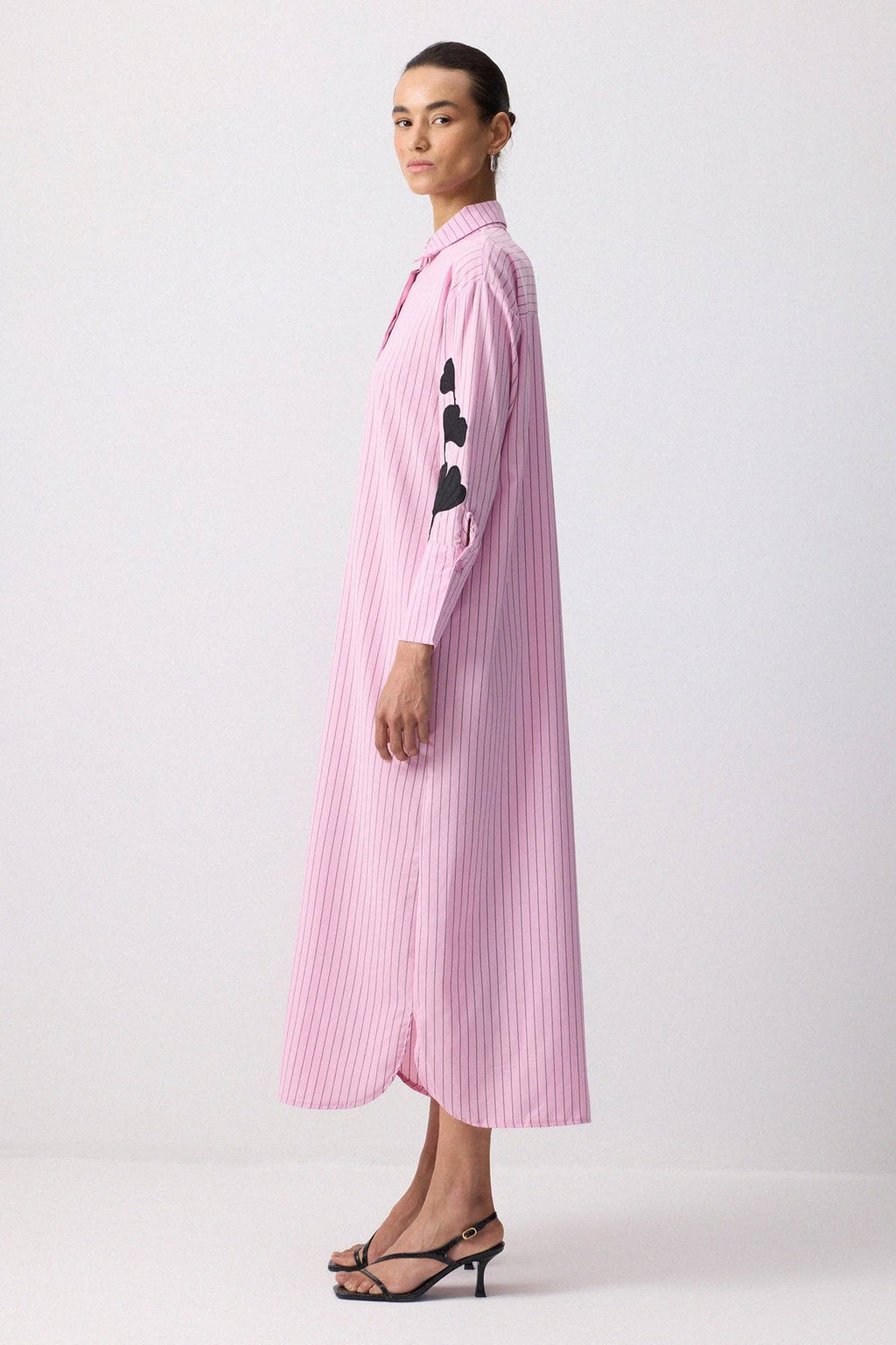 Robe-chemise longue à appliqué botanique – Rayures fines: Pembe