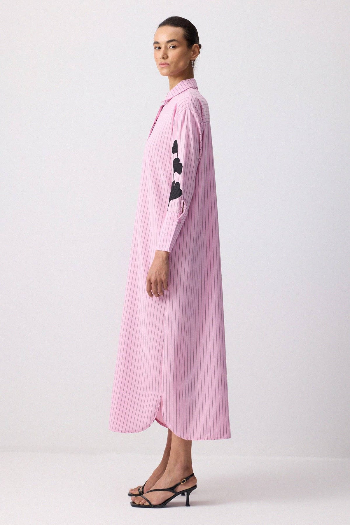 Robe-chemise longue à appliqué botanique – Rayures fines: Pembe