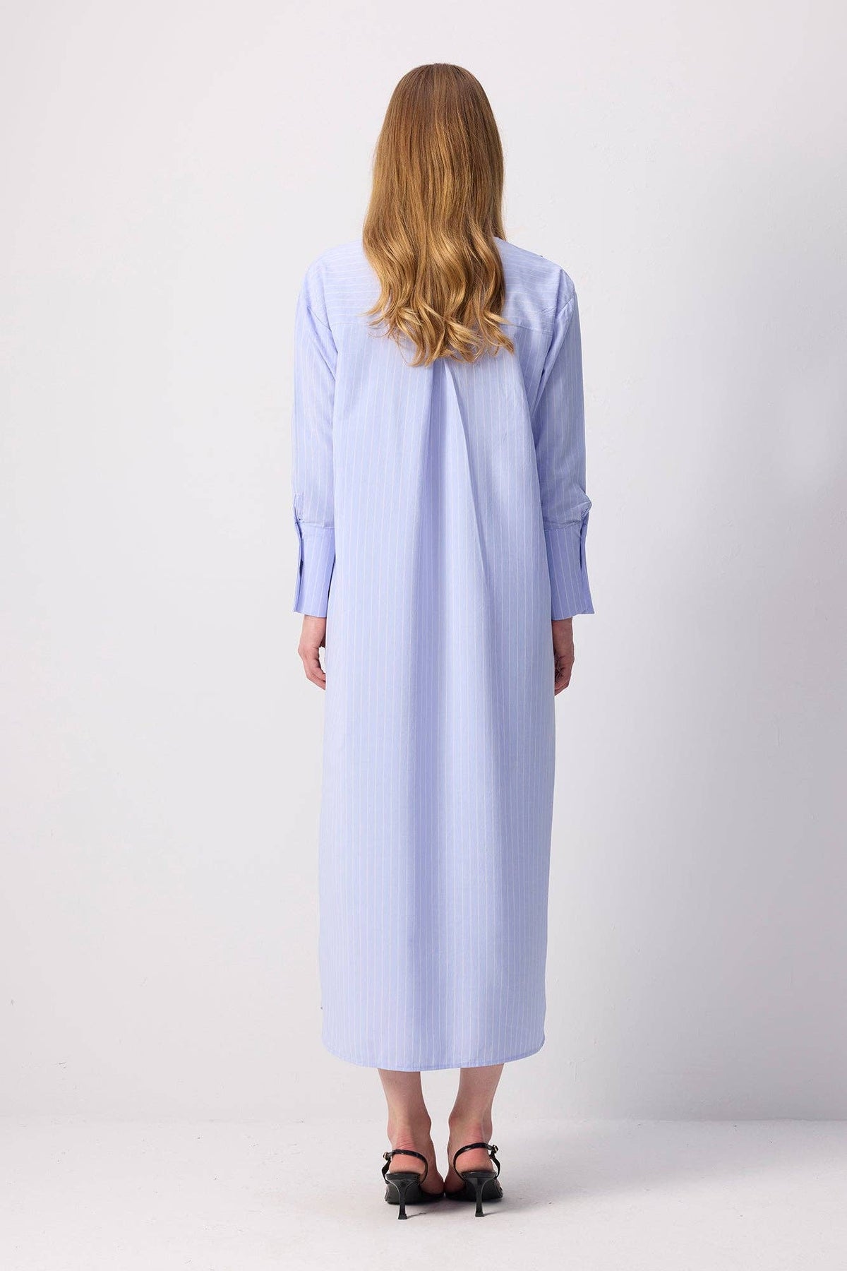 Robe-chemise longue à appliqué botanique – Rayures fines: Mavi / M