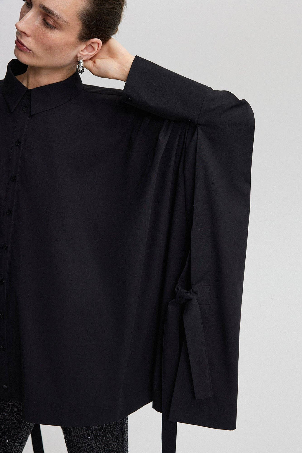 Chemise ample à manches nouées — tunique boutonnée drapée moderne