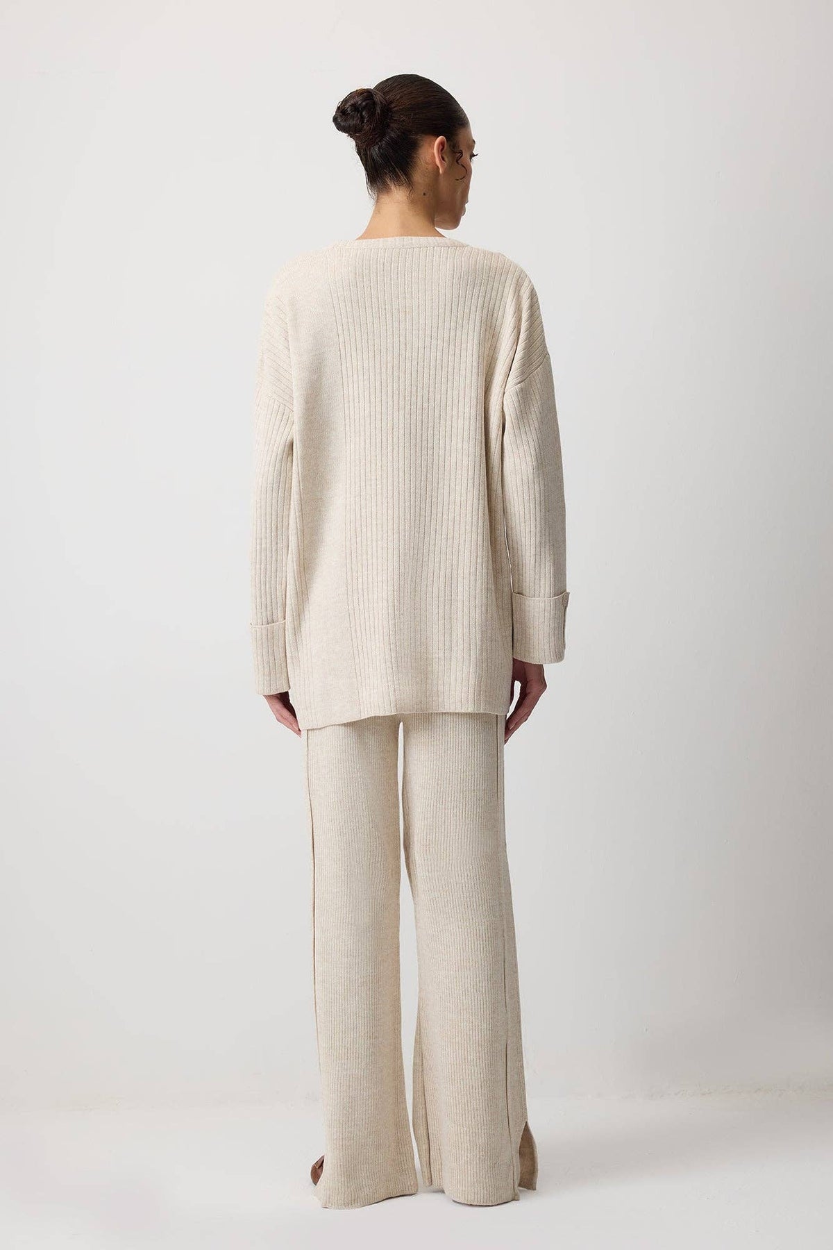 ENSEMBLE EN MAILLE AVEC DÉTAILS DE BOUTONS