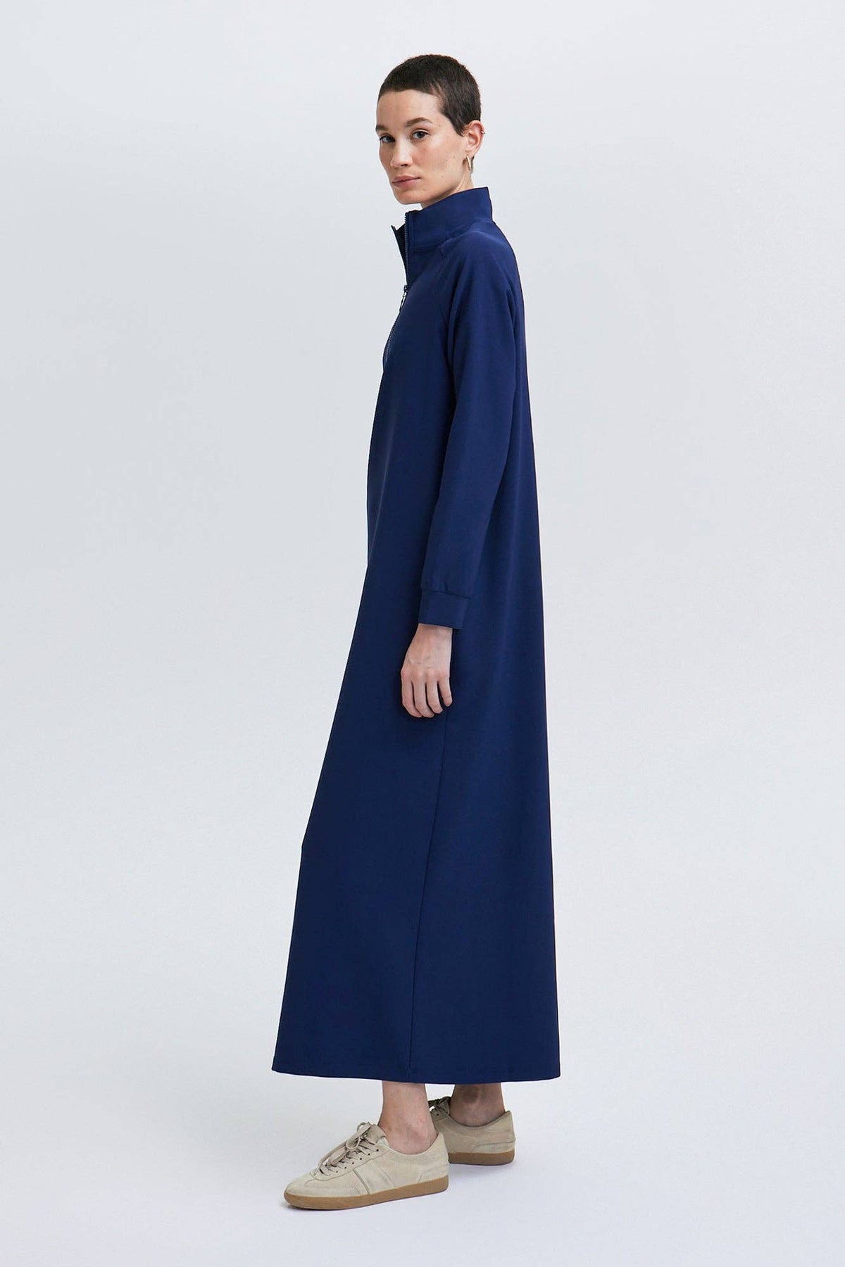 ROBE EN CRÊPE À COL HAUT: Bleu Marine