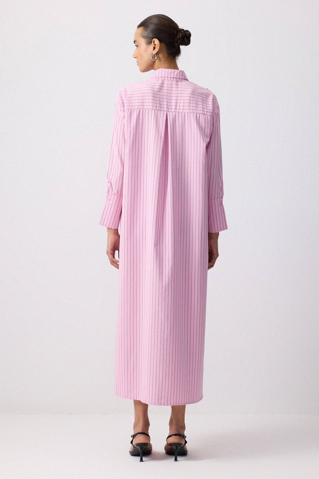 Robe-chemise longue à appliqué botanique – Rayures fines: Pembe