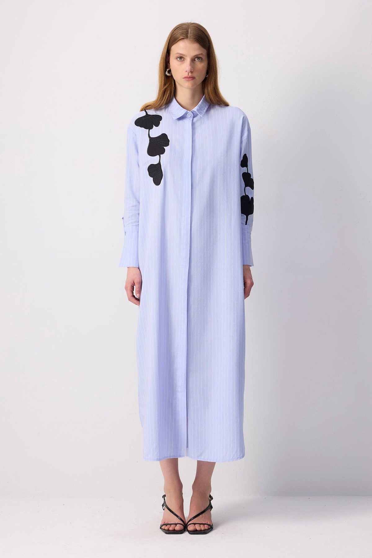 Robe-chemise longue à appliqué botanique – Rayures fines: Mavi