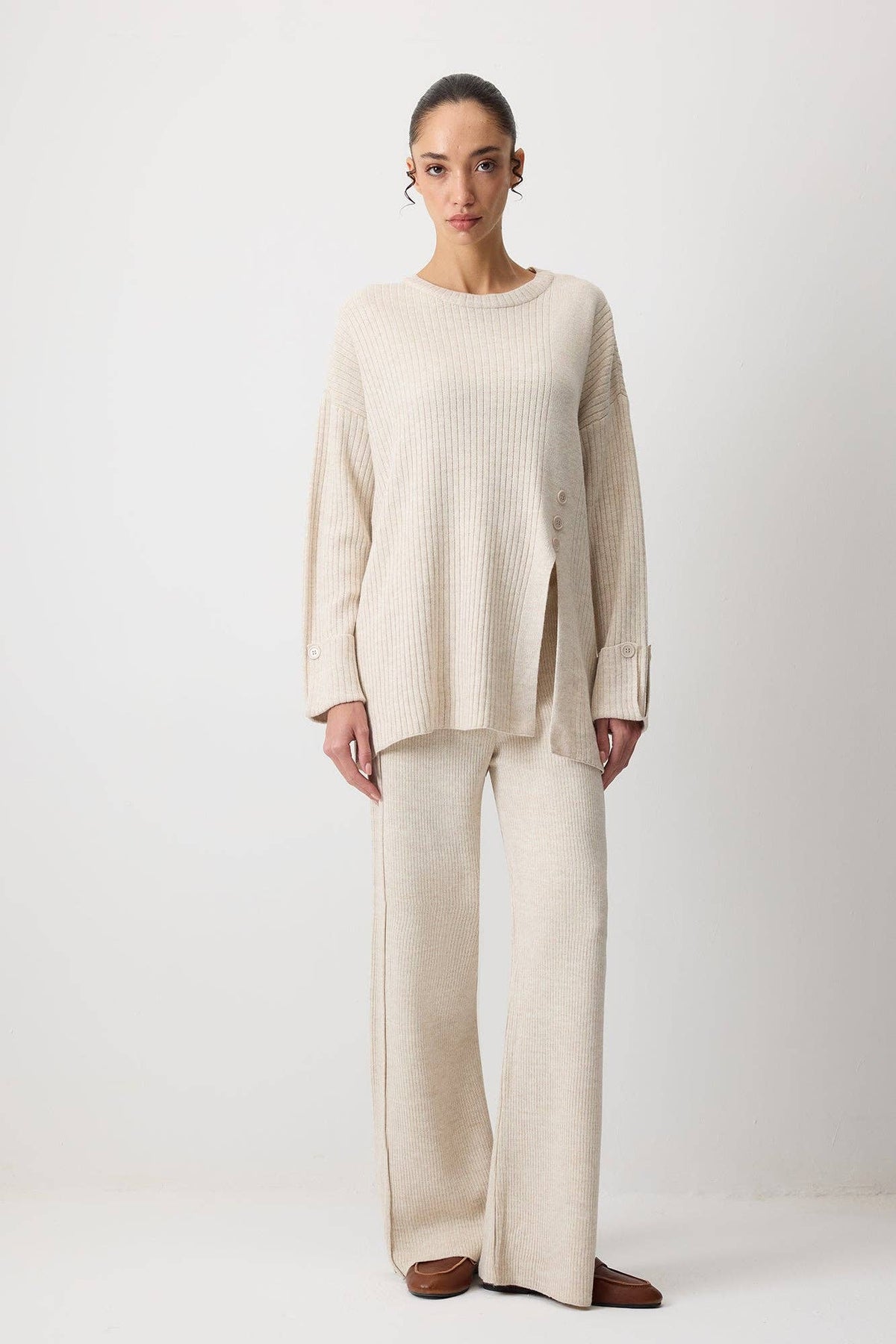 ENSEMBLE EN MAILLE AVEC DÉTAILS DE BOUTONS